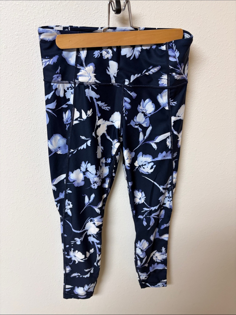 Athleta women’s Navy Floral Active Leggings size M